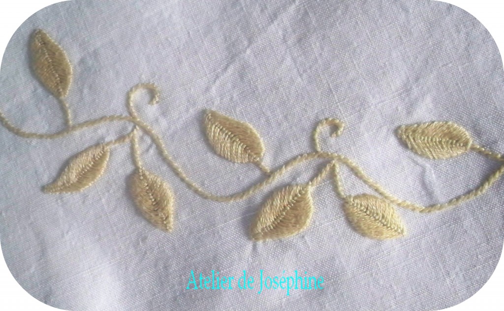 Broderiefeuillesdoréesdétail1